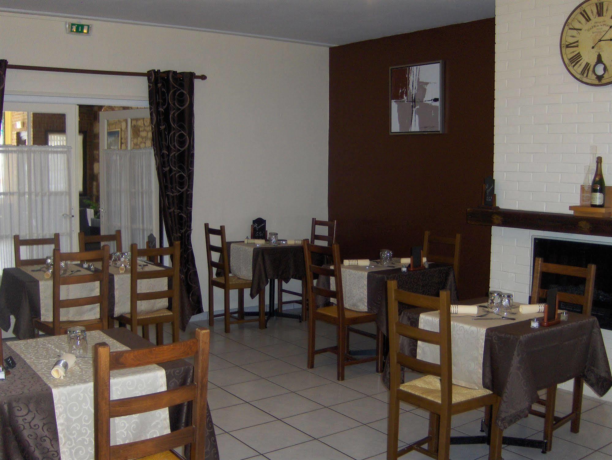 La Tour De Crecy Hotel Exterior photo